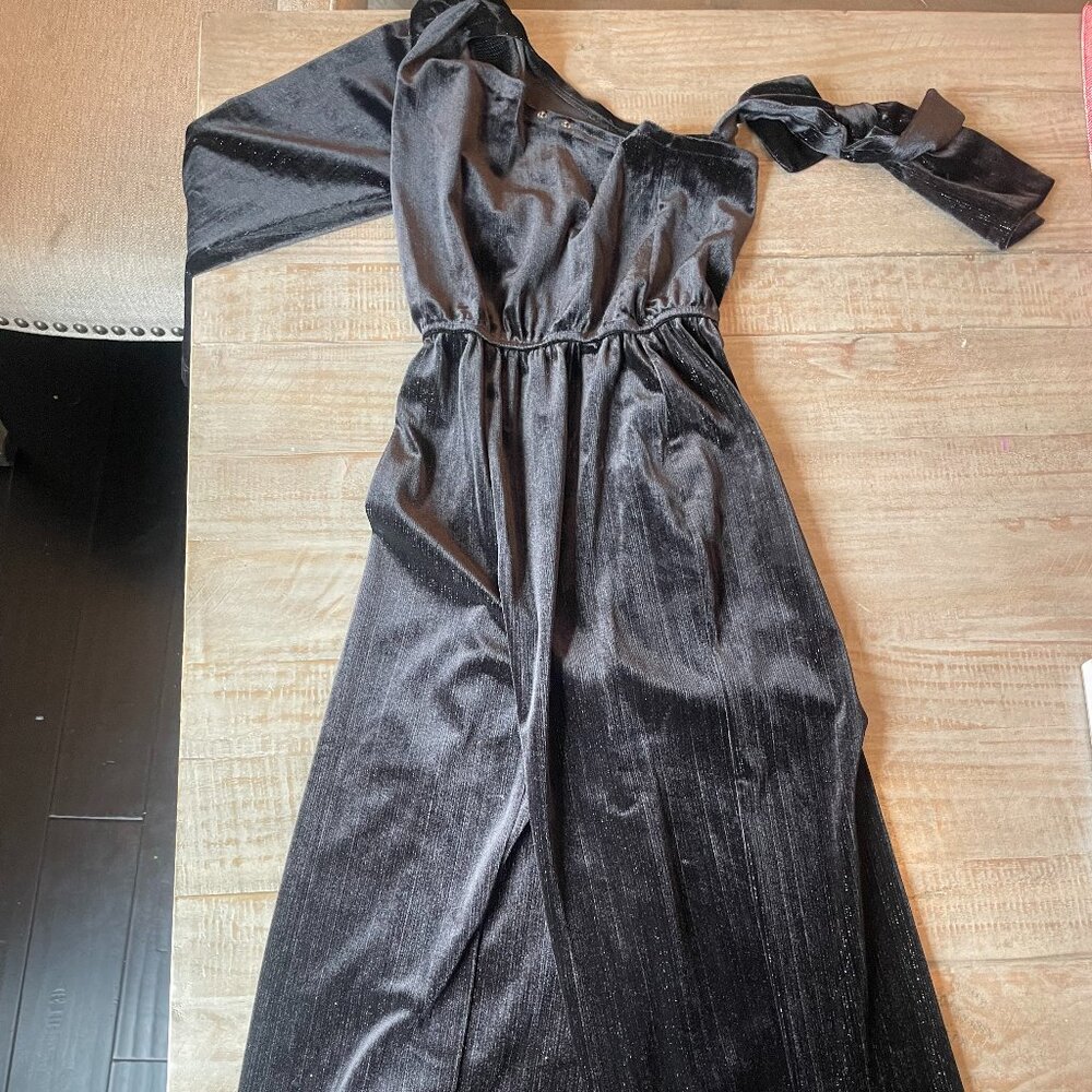 ✨ Chic Black One-Shoulder Romper – Size 8 ✨